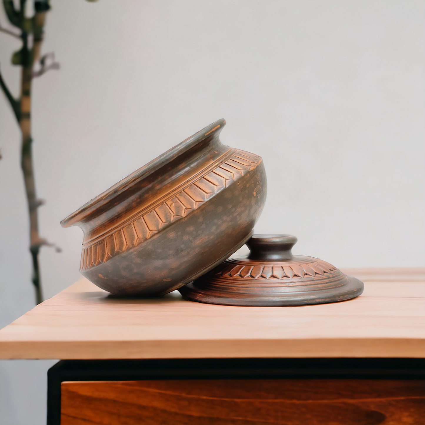 EARTHENWARE CURRY DISH WITH LID