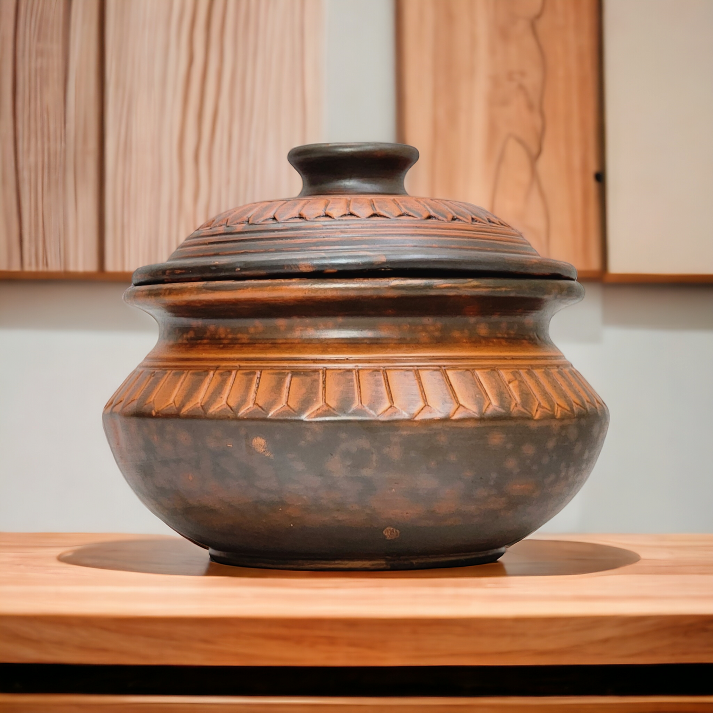 EARTHENWARE CURRY DISH WITH LID